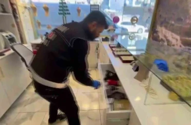 Kuyumcu süsü verip tefecilik yaptılar: Operasyonda silah, pos cihazları ve milyonluk çek-senet ele geçirildi 