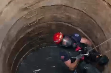 Kuyuya düşen köpek böyle kurtarıldı 