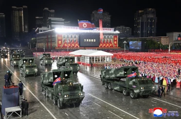 Kuzey Kore, 80. yıl dönümü geçit töreninde yeni kıtalararası füzesini sergiledi 