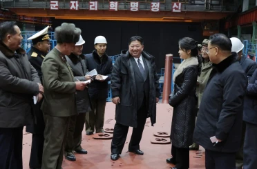 Kuzey Kore lideri Kim, inşası süren dev nükleer denizaltını denetledi 