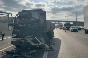 Kuzey Marmara Otoyolu’nda kamyon tıra çarptı: 1 yaralı 