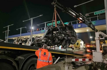 Kuzey Marmara Otoyolu’nda otomobil gişeye girdi: 1 ağır yaralı 