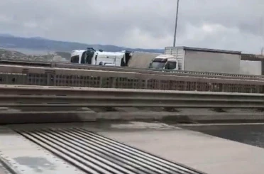 Kuzey Marmara Otoyolu’nda şiddetli fırtına: 2 tır devrildi 