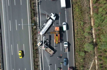 Kuzey Marmara Otoyolu’nda tır devrildi, trafik kilitlendi 