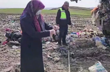 Lahana poşetinde sakladığı altınları çöpe atıldı 