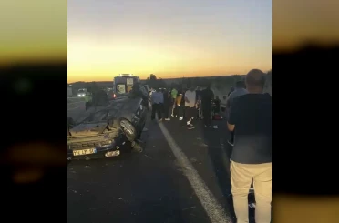 Lastiği patlayan otomobil bariyerlere çarparak takla attı: 2 yaralı 