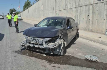 Lastiği patlayan otomobil kaza yaptı: 1 yaralı 