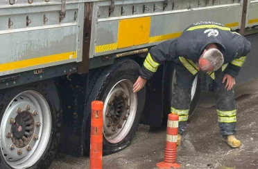 Lastiği patlayan tır yanmaktan son anda kurtarıldı 
