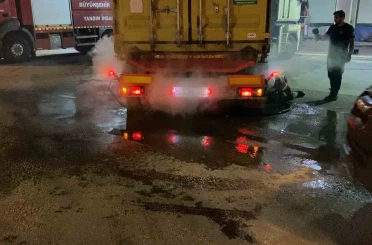 Lastik sebebiyle yanan tırı 10 kilometre sürüp itfaiyeye yetiştirdi 