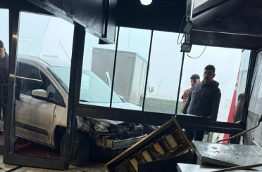 Lavaş getirdiği dönerciye aracıyla girdi