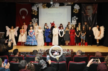 Lise öğrencileri atık malzemelerden hazırladıkları kıyafetlerle podyuma çıktı 