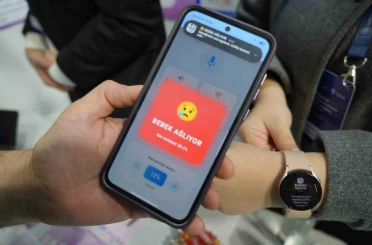 Lise öğrencileri işitme engelli anneler için hayat kolaylaştıran uygulama geliştirdi 