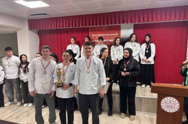 Liseli gençler gastronomi yarışmasında gümüş madalya kazandı 