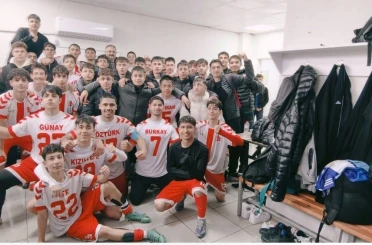 Liselilerin kavga çıkan maçında centilmenlik kazandı 