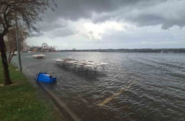 Lodos vurdu, Tekirdağ sahili suyla kaplandı 