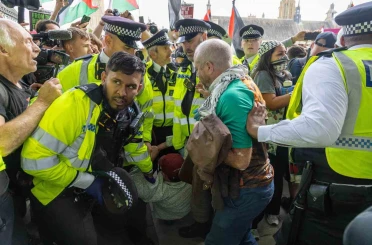 Londra’da düzenlenen Filistin’e destek gösterisinde 890 kişi gözaltına alındı 