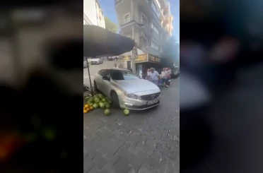 Lüks aracıyla girdiği pazar tezgahını darmadağın etti 