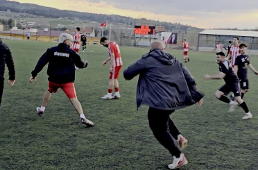 Maç sonunda saha içi bir anda ringe döndü 