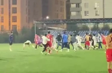 Maçın bitiş düdüğüyle futbolcular birbirine girdi 