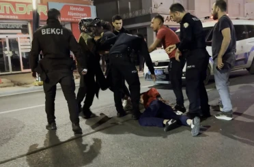 Maddi hasarlı kaza sonrası tarafların kavgası kameraya yansıdı 