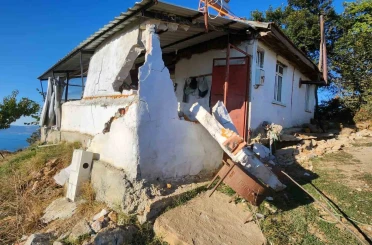 Maden ocağı yakınında oluşan yarıklar evi ikiye böldü 
