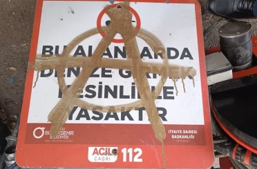 Magandalar can simitlerini çaldı, uyarı levhalarına zarar verdi 