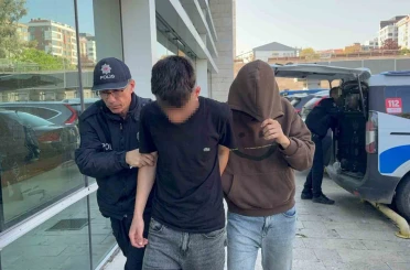 Mağazalardan giyim eşyası çalan 2 kişi yakalandı 