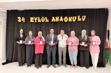 Mahalle muhtarından öğretmenlere plaketli kutlama 