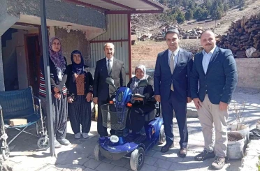 Mahalleli birleşti, engelli kadına akülü tekerlekli sandalye aldı 