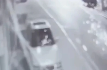 Mahalleyi ayağa kaldıran patlama: Elindekini atıp kaçtı