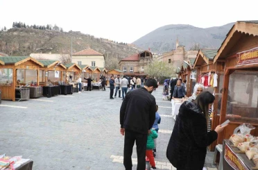 Maharetli Eller Pazarı Kasım’da yine dolup taştı 