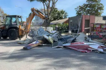 Mahkeme kararının ardından Mudanya’daki büfe yıkıldı
