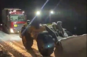 Mahsur kalan doğalgaz yüklü tır kurtarıldı 