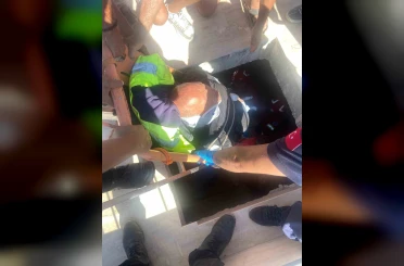 Makine dairesine düşen vatandaş kurtarıldı 
