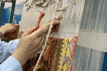 Makineyle bir günde üretilirken, alıcılar el işçiliği kilimler için 1 yıl beklemeyi göze alıyor 