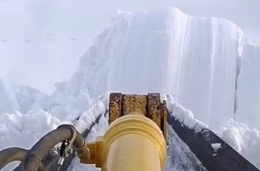 Malatya’da 1 buçuk metre karla mücadele kameralara yansıdı 