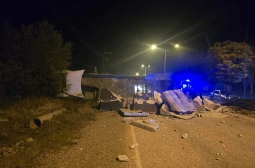 Malatya’da devrilen tır yolu kapattı 