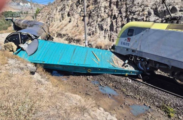Malatya’da iki yük treni kafa kafaya çarpıştı: 1 yaralı 