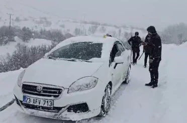 Malatya’da karlı yolda kalan araç ve hasta vatandaşlara büyükşehir ekipleri yetişti 