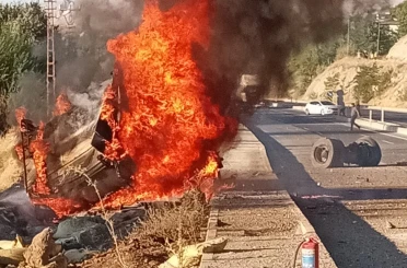 Malatya’da otobüs ile çarpışan tır devrilip alev alev yandı: 1 yaralı