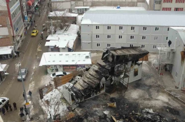 Malatya’da şantiyede çıkan yangının hasarı gündüz görüntülendi 