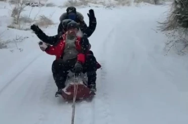 Malatya’da traktör arkasında karda ’sörf’ 