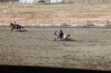 Malatya’nın Yazıhan ilçesinde ata sporu atlı cirit yaşatılıyor 