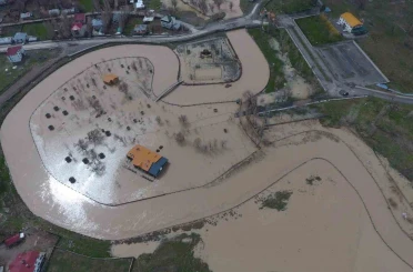 Malazgirt’te sağanak yağış su baskınlarına yol açtı 