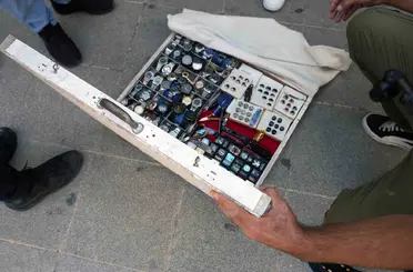Maltepe Belediyesi zabıta ekipleri, okul önünde bıçak satan seyyar satıcıya müdahale etti
