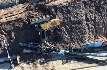 Maltepe’de istinat duvarı güçlendirme çalışmasında iş makinesi devrildi 