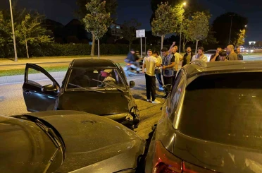 Maltepe’de ters yöne giren otomobil, park halindeki iki araca çarptı: 1 yaralı 