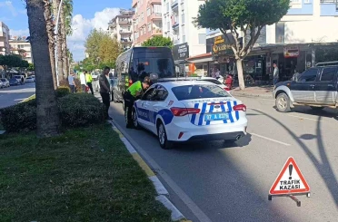 Manavgat’ta 3 aracın karıştığı zincirleme kazada 1 kişi yaralandı 