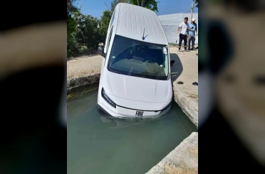 Manavgat’ta hafif ticari araç sulama kanalına düştü 