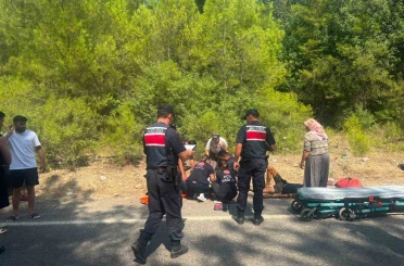 Manavgat’ta römork üzerindeki botlar devrildi: 3 yaralı 